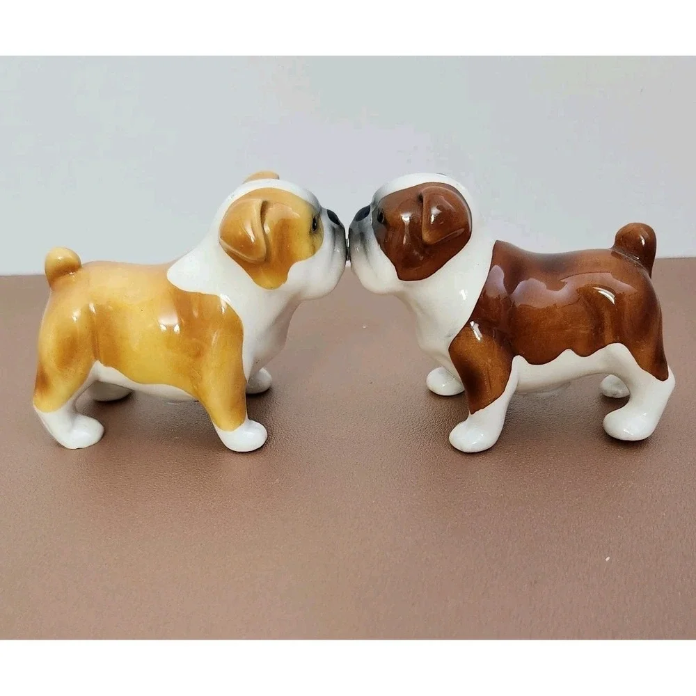 Bulldogs Attractives Salt Pepper Shaker Made of Ceramic Magnetic New *No Box
